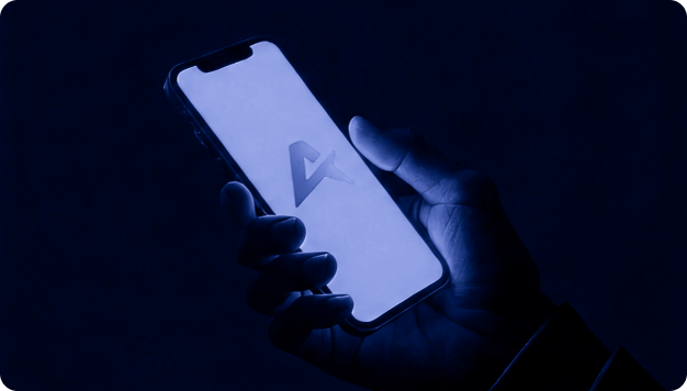 Foto de um mão segurando celular